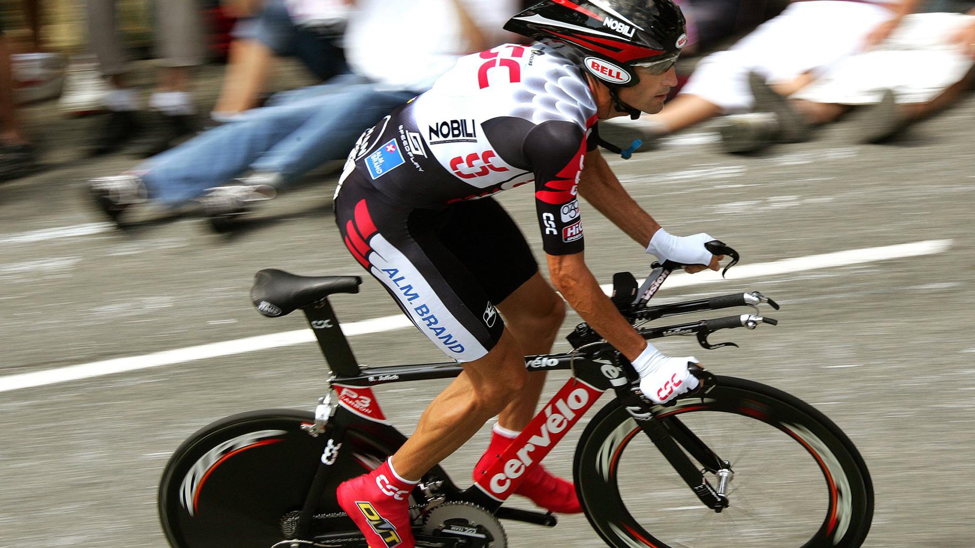 城市交警骑行技能竞技赛 锥桶绕行一气呵成